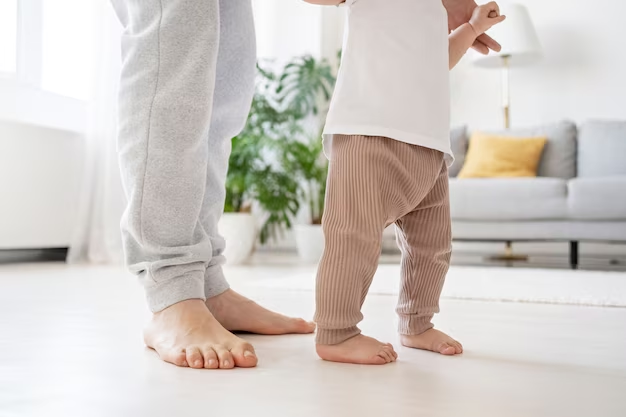 Ребенок опирается на внутреннюю часть стопы, обеспечивая правильную постановку стопы при ходьбе и беге