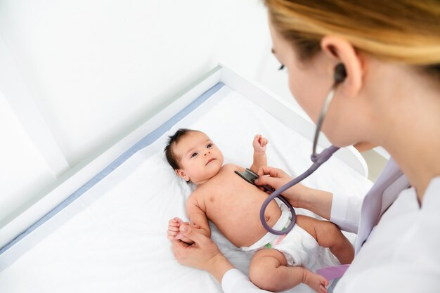 Новорожденный проходит обследование у врача: когда и какие врачи нужны?